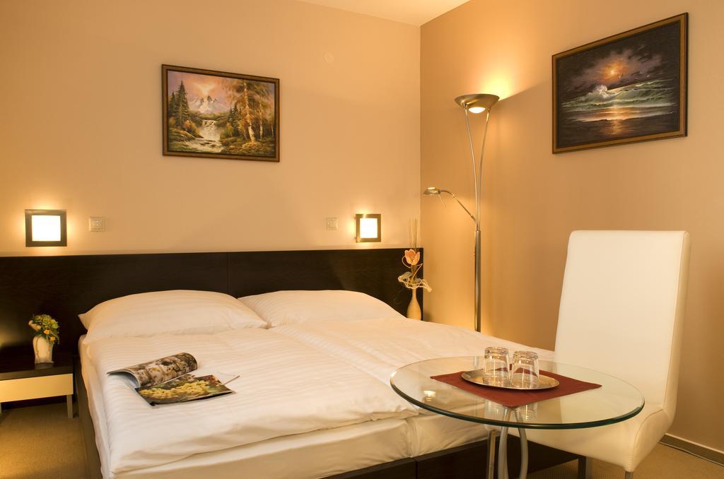 Franko Hotel Zólyom Szoba fotó